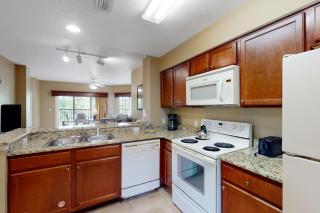 Inviting 4th-floor condo with elevator, screened balcony, washer/dryer & AC - 5