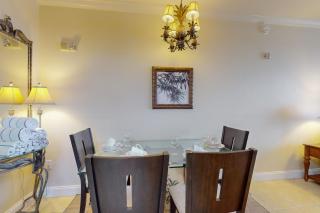 Lakefront retreat near attractions with lake view, AC, WiFi, pool, hot tub & gym - 1
