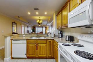 Ideal lakefront escape with lake view, AC, WiFi, pool & hot tub near attractions - 2