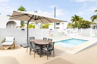 Vibrant FUN 3 BR House with Pool - 6