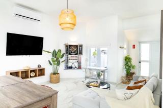 Vibrant FUN 3 BR House with Pool - 0