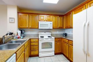 Lakefront retreat near attractions with lake view, AC, WiFi, pool, hot tub & gym - 4