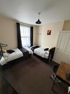 Spacious 3-bedroom house on Wordsworth Road - 8