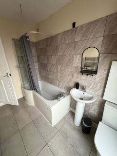 Spacious 3-bedroom house on Wordsworth Road - 7