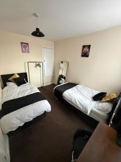Spacious 3-bedroom house on Wordsworth Road - 2