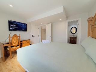 Cozy Rooms in Bright Walkout Suite - Newly Renovated in 2026 - 9