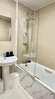 Modern Bright Flat Central & Stylish - 4