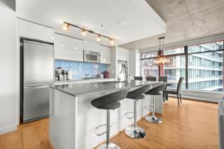 Spacious 2BR Downtown Vancouver Condo Free Parking - 7