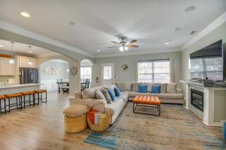 2 Blks to Beach! Family Home with Hot Tub in Norfolk - 9