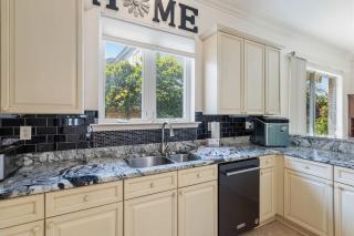 Spacious home near beaches and shopping - 8