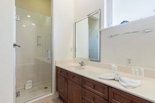 Spacious home near beaches and shopping - 7