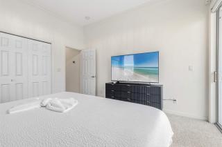 Spacious home near beaches and shopping - 6