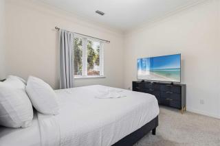 Spacious home near beaches and shopping - 5