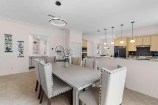 Spacious home near beaches and shopping - 3