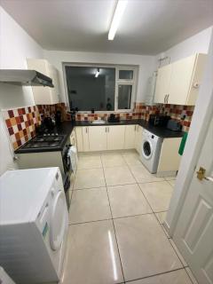 Stylish & Modern 3 Bedroom Home, Fast Wi Fi, Darts, Free Parking - 9