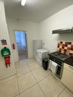 Stylish & Modern 3 Bedroom Home, Fast Wi Fi, Darts, Free Parking - 8