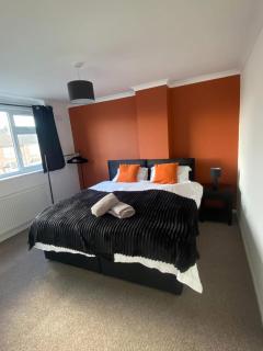 Stylish & Modern 3 Bedroom Home, Fast Wi Fi, Darts, Free Parking - 5