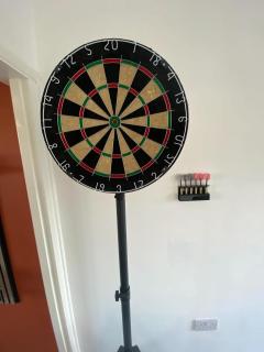 Stylish & Modern 3 Bedroom Home, Fast Wi Fi, Darts, Free Parking - 4