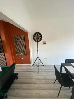 Stylish & Modern 3 Bedroom Home, Fast Wi Fi, Darts, Free Parking - 2