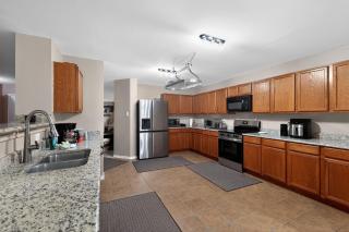 Comfort Stays Relax in a Cozy Queen Bedroom - 8