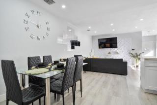 Massage chair, Games, 8 min to Beach, DT & Airport - 6