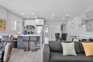 Massage chair, Games, 8 min to Beach, DT & Airport - 5
