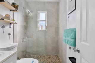 Massage chair, Games, 8 min to Beach, DT & Airport - 4