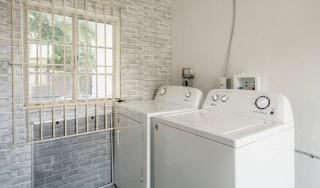 Massage chair, Games, 8 min to Beach, DT & Airport - 2