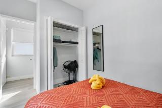 Massage chair, Games, 8 min to Beach, DT & Airport - 1