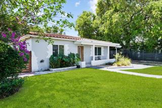 Wynwood Cabana Spacious and Modern Home with New Furniture and Hot Tub - 2