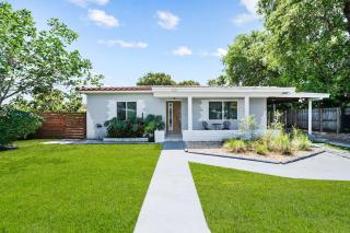 Wynwood Cabana Spacious and Modern Home with New Furniture and Hot Tub - 9