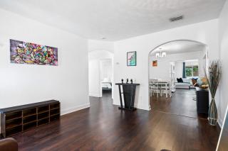 Wynwood Cabana Spacious and Modern Home with New Furniture and Hot Tub - 1
