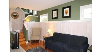 Gray Cottage On Windsor - 9