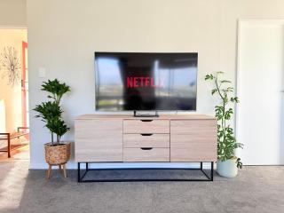 Renovated Entire 2BR Flat, Comfort, Scenic Views, Free Parking & 10 min to Ferry - 9