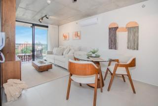 Stylish Urban Escape with Panoramic Views - 7