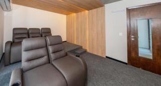 Stylish Urban Escape with Panoramic Views - 1