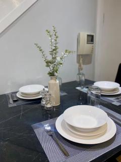 Stylish 2 bed in prime location with Free Parking - 8