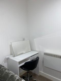 Stylish 2 bed in prime location with Free Parking - 4