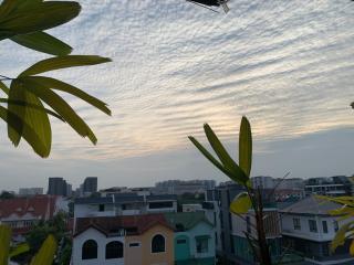 Skyroom w a pool & jacuzzi near Kembangan MRT EW green line - 6