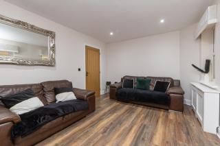 Spacious 4BR Home Garden Parking Sleeps 7 - Pass the Keys - 5