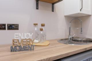 Spacious 4BR Home Garden Parking Sleeps 7 - Pass the Keys - 3