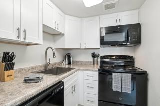 128 Fully Furnished 1BR Suite-Prime Location - 7