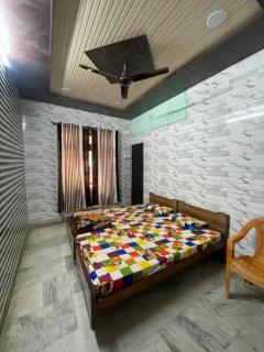 Dwarkapuri Paras guest house - 1