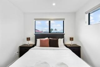 Modern near new beautiful home and central location - 3