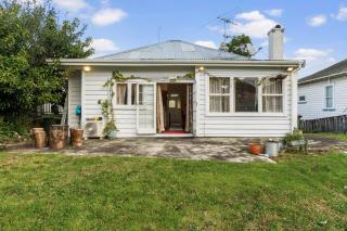 Very Centrally located 4BRM Bangalow with Aircon - 6