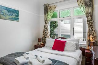Very Centrally located 4BRM Bangalow with Aircon - 3