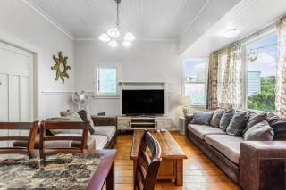 Very Centrally located 4BRM Bangalow with Aircon - 1