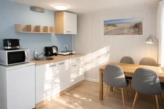 Erholung pur in der Strandhussiedlung Rügen - Bungalow Ferienwohnung - bis 5 Personen - nur 100m zum Naturstrand - mitten im Kiefernwald - Ideal für Paare & Familien - Hunde herzlich willkommen - 3