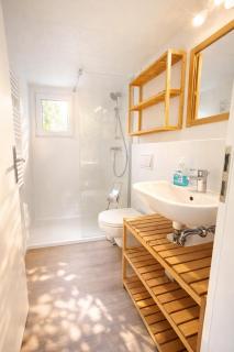 Erholung pur in der Strandhussiedlung Rügen - Bungalow Ferienwohnung - bis 5 Personen - nur 100m zum Naturstrand - mitten im Kiefernwald - Ideal für Paare & Familien - Hunde herzlich willkommen - 5