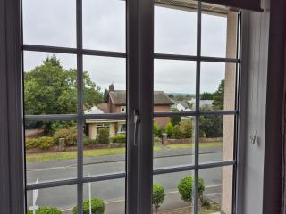 private room with a shared bathroom - 3